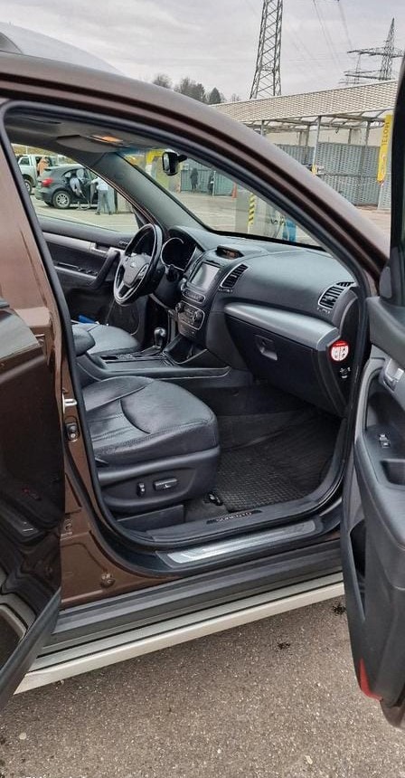 Caut sa cumpar Kia Sorento 2.2 diesel 197cp euro 5 an 2009-2015